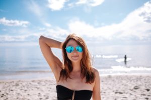 woman at the beach in suglasses